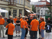 Kuorolaiset erottautuivat oranssissa paidassaan Wernigerodessa